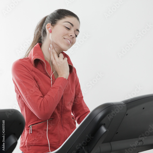 Foto: Hispanic woman checking pulse rate in health club Hispanic woman checking pulse rate in health club