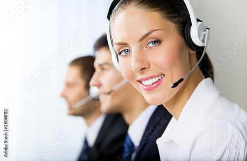 Foto: Three support phone operators at workplace Three support phone operators at workplace