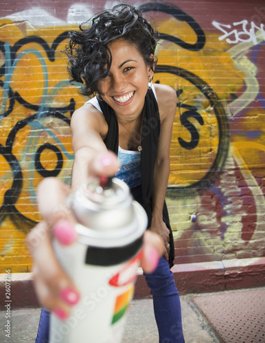 Foto: Mixed race graffiti artist holding spray paint can Mixed race graffiti artist holding spray paint can