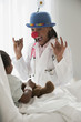 Foto: Doctor entertaining girl in hospital bed Doctor entertaining girl in hospital bed