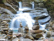 Steinmänner vor Wasserfall, Gunzesrieder Tobel