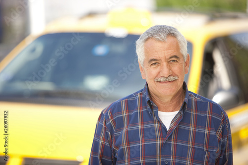 Foto: Middle Eastern man posing in front of taxi Middle Eastern man posing in front of taxi