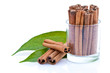 Bâtons et feuilles de cannelle