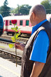 Älteres Senioren Paar am Bahnhof. Reisen in den Urlaub