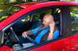 Senior als Autofahrer im Auto. Anschnallen Sicherheitsgurt.