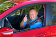Senior als Autofahrer im Auto. Anschnallen Sicherheitsgurt.