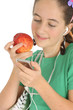 Adolescente mangeant une pomme et ecoutant de la musique Adolescente mangeant une pomme et ecoutant de la musique