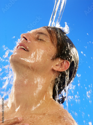 Photo: Hombre joven duchándose. Hombre joven duchándose.