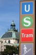 Justizpalast und S-Bahn-Schild in München