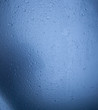 gocce di acqua su sfondo azzurro