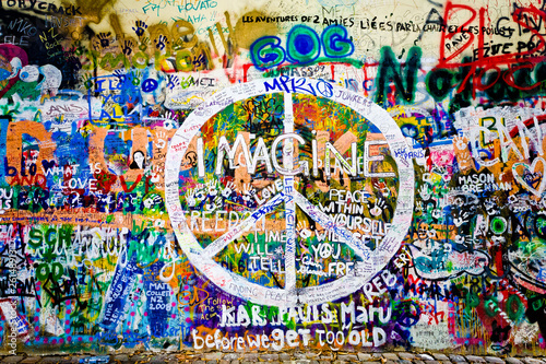 Photo: Muro de John Lennon (Praga) - Simbolo Paz (Toma 1) Muro de John Lennon (Praga) - Simbolo Paz (Toma 1)