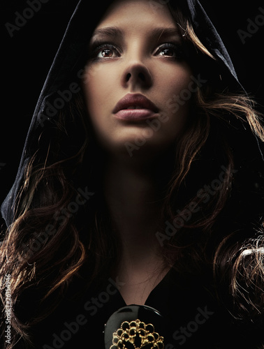 Foto: Portrait of a mysterious woman in hood Portrait of a mysterious woman in hood
