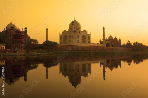 Foto: Taj Mahal sunset reflection, Yamuna River. Taj Mahal sunset reflection, Yamuna River.