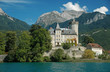 Chateau dominant un lac Chateau dominant un lac