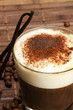 espresso mit milchschaum schokopulver vanilleschoten