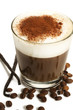 espresso mit milchschaum schokopulver bohnen und vanilleschoten