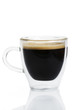 espresso von der seite in glastasse auf weissem hintergrund