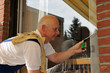 Fensterputzer bei der Arbeit
