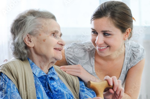 Foto: Senior woman with her home caregiver Senior woman with her home caregiver