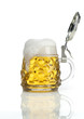 bierkrug mit schaum überlaufend
