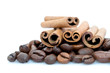 Bâtons de cannelle et grains de café
