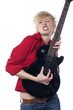 jeune femme blonde jouant de la guitare