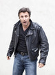 homme rocker étonné surpris