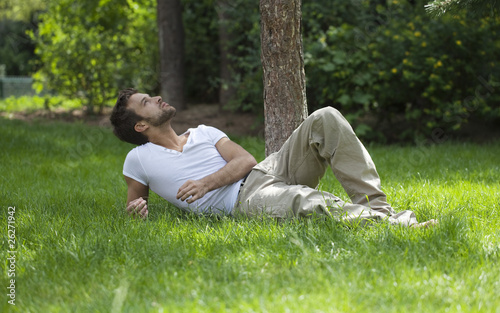 Photo: jeune homme couché dans l'herbe détente jeune homme couché dans l'herbe détente