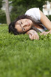 jeune femme rêverie couchée dans l'herbe