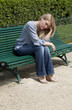 jeune fille triste sur un banc