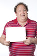 homme souriante tenant une pancarte blanche