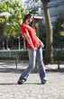 femme comédienne parodiant mode sexy