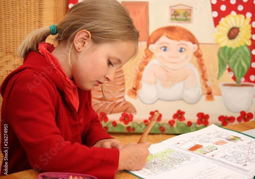 Photo: Mädchen mit dem Übungsheft Mädchen mit dem Übungsheft