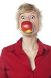 jeune fille tenant une pomme avec les dents