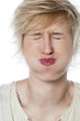 femme grimace gonflement de refus