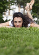jeune fille en contemplation dans herbe