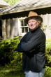 Foto: middle age senior man with fashionable hat in yard middle age senior man with fashionable hat in yard