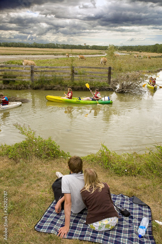Photo: france,85,marais poitevin : canoé dans le canal à st benoit sur france,85,marais poitevin : canoé dans le canal à st benoit sur