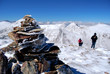 Cairn et randonneurs en hiver Cairn et randonneurs en hiver