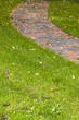 Gartenweg eines Einfamilienhauses im Herbst