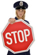 Foto: Polizistin mit Stop-Schild Polizistin mit Stop-Schild