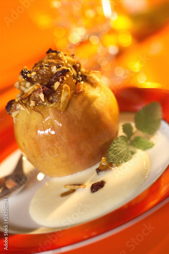 Foto: Ein leckerer Bratapfel mit Vanillesauce Ein leckerer Bratapfel mit Vanillesauce