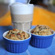 Foto: Kleines Gebäck und Latte Macciato Kleines Gebäck und Latte Macciato