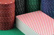 cartes et jetons de poker sur tapis vert cartes et jetons de poker sur tapis vert