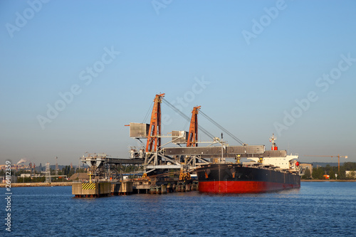 Photo: Loading of coal on ship Loading of coal on ship
