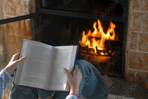 Foto: Lettura di un libro davanti al camino Lettura di un libro davanti al camino