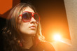 Foto: Cool woman in sunglasses playing vip rockstar Cool woman in sunglasses playing vip rockstar