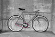 Image : A fixed-gear bicycle in black and white with a pink chain