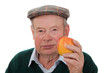 Alter Mann mit Apfel