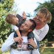 Famille heureuse et spontanée